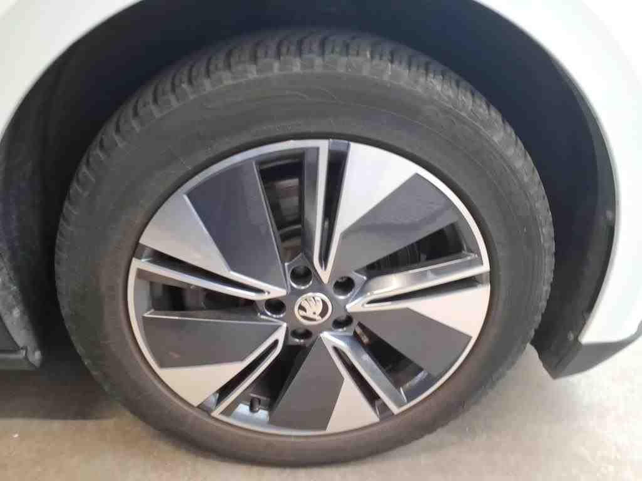 Skoda Enyaq iV 85X AWD (2025) - Foto 17
