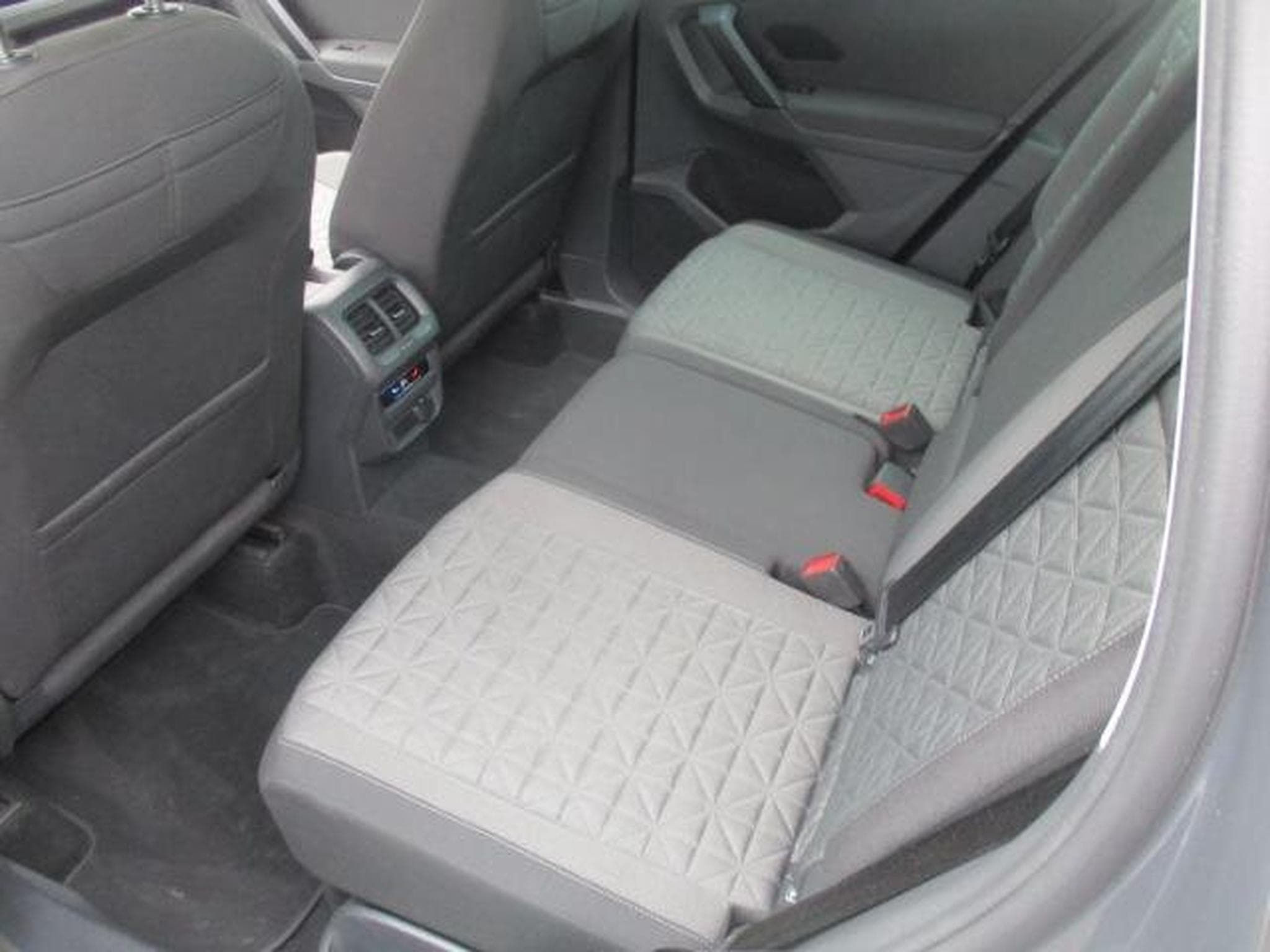 VW Tiguan Life 2.0 TDI 150CH DSG 7 (2023) - Photo 4