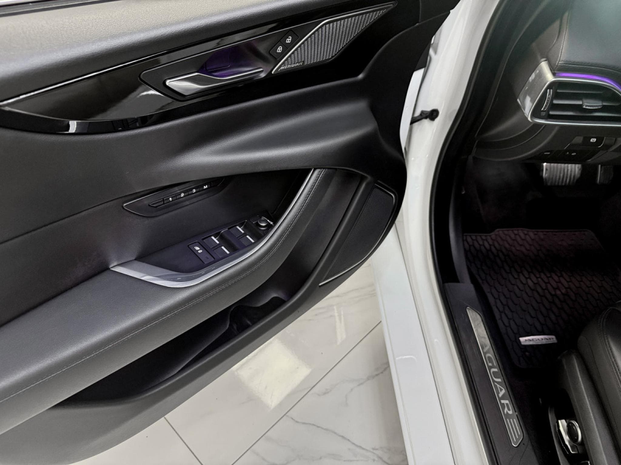 Jaguar XE P300 AWD HSE (2022) - Foto 15
