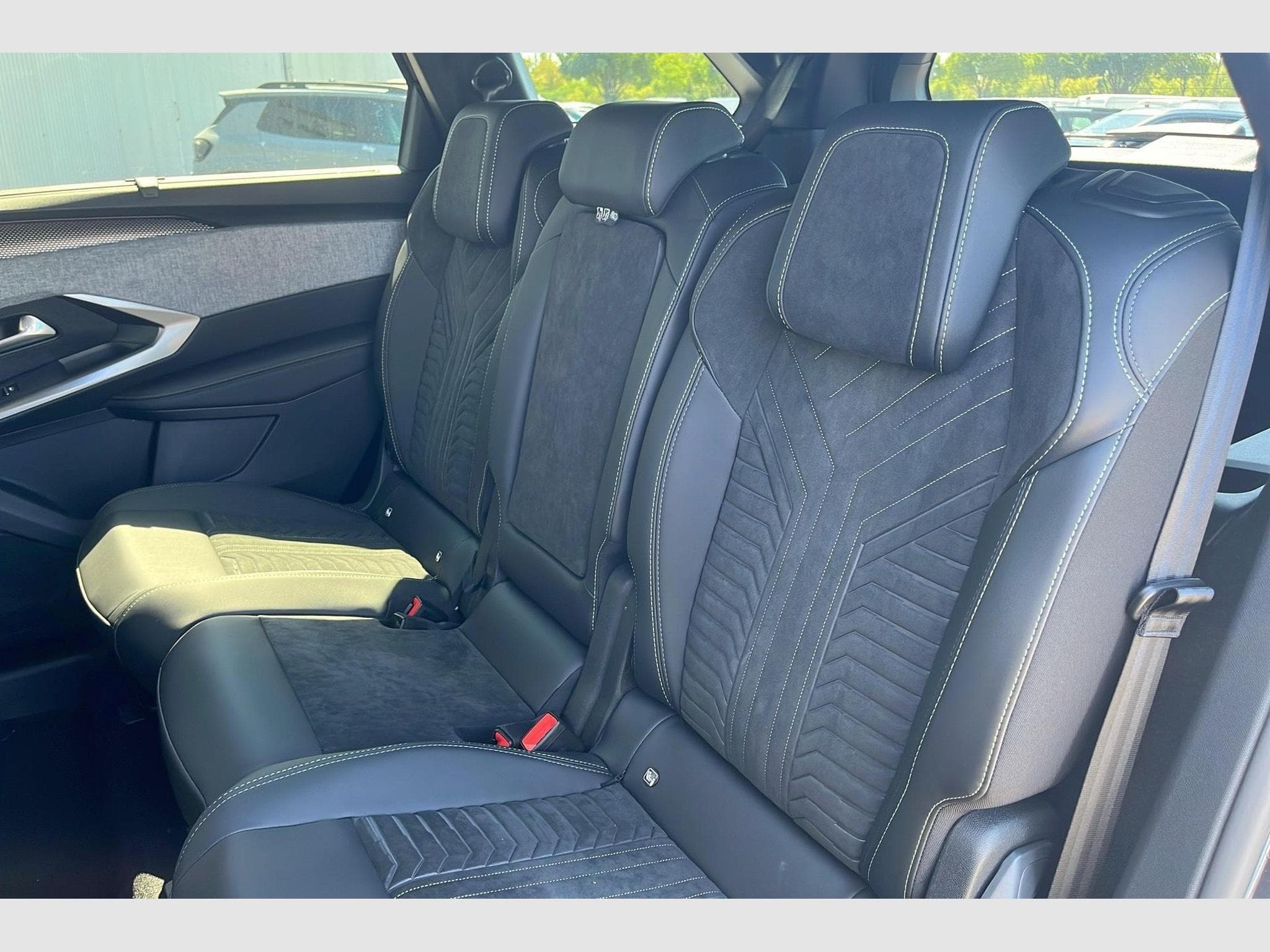 Peugeot 5008 Hybrid 145 e-DCS6 GT (2026) - Foto 18