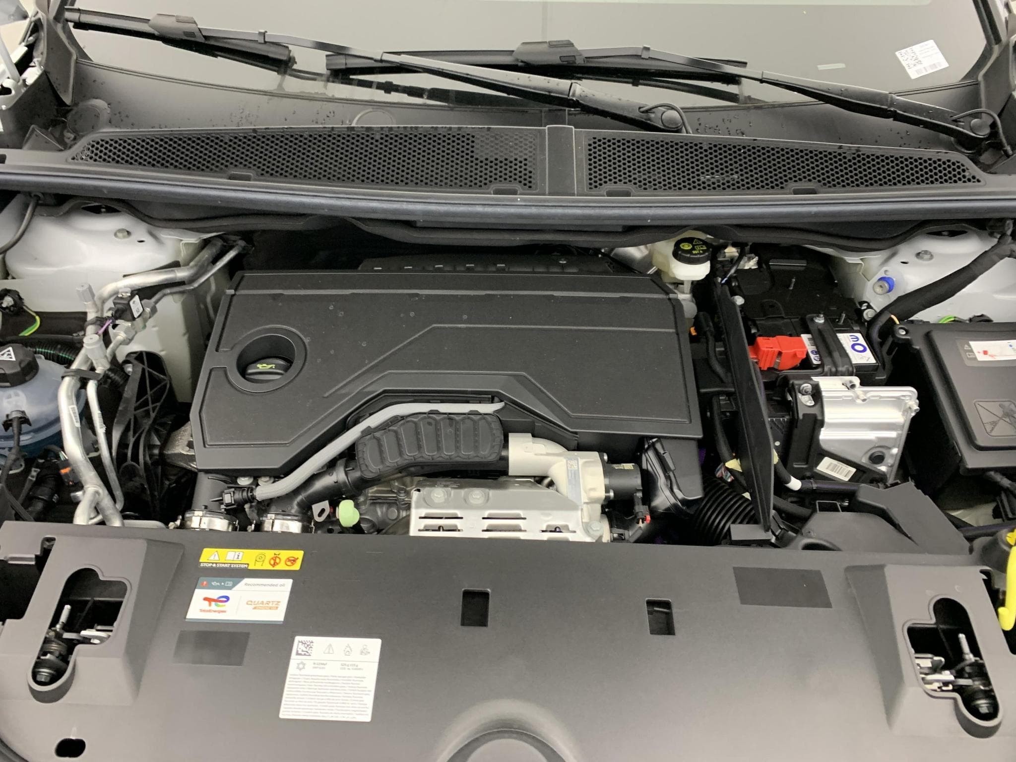 Peugeot 3008 Hybrid 145 e-DCS6 GT (2025) - Photo 20