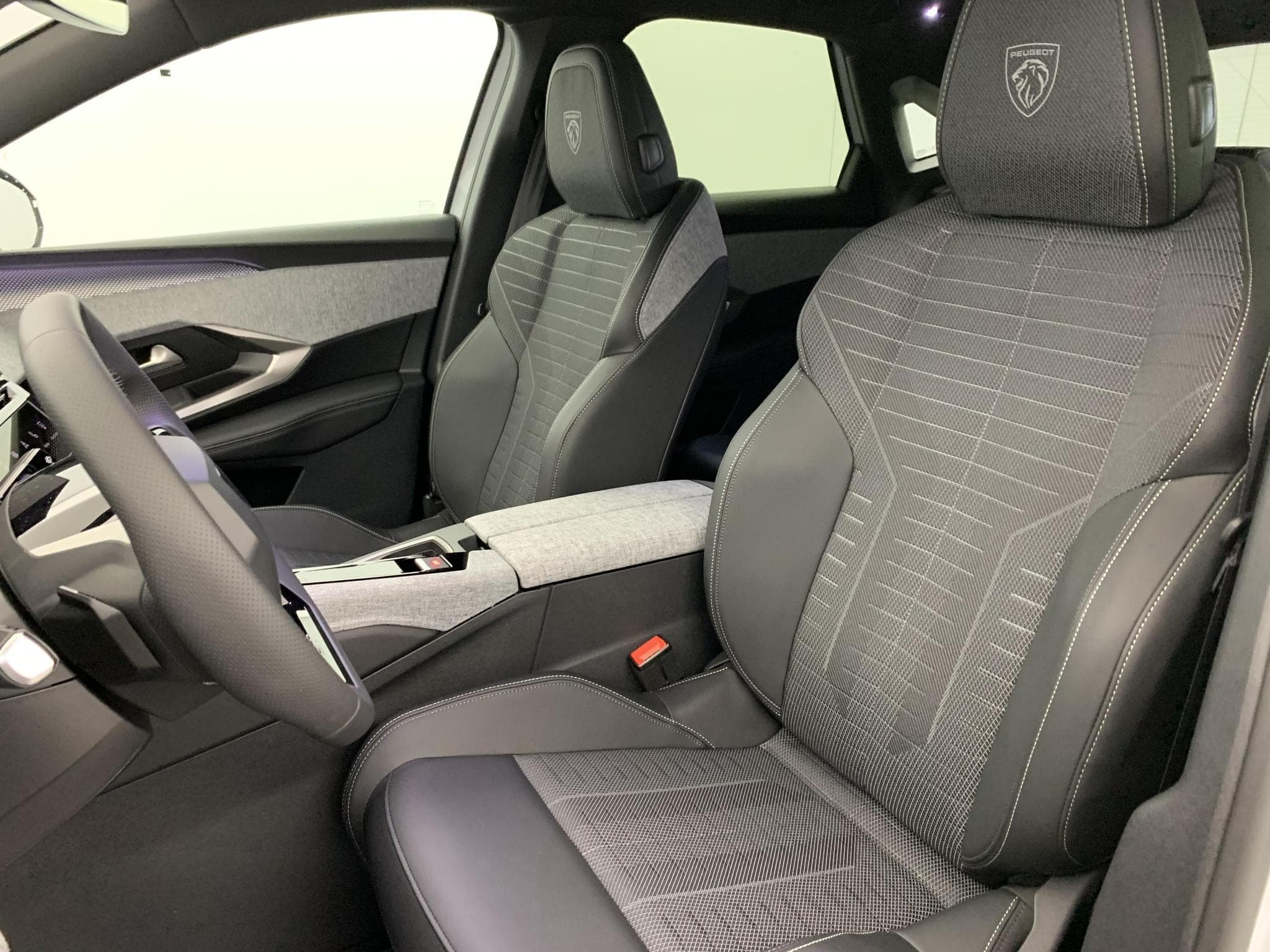 Peugeot 3008 Hybrid 145 e-DCS6 GT (2025) - Foto 19